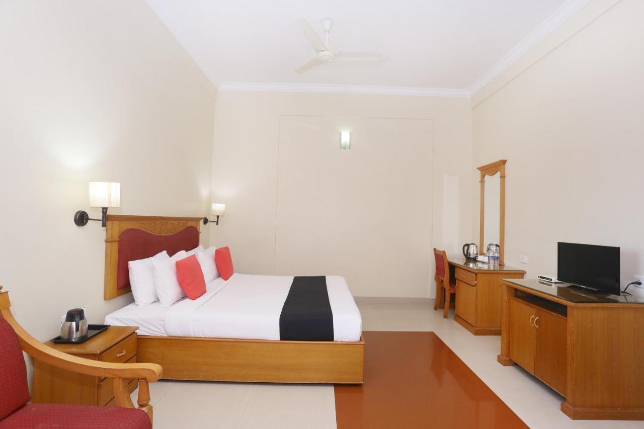 Capital O 45944 Club 7 Hotel Tiruvalla Exterior foto